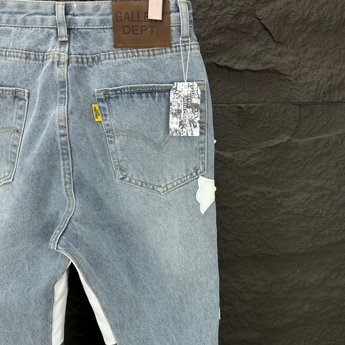 P290 GALLERY DEPT. Co-branded 2025 new multi-stitched cross patch leather couple style loose washed flared jeans 🔥High version🔥High version🔥 Top ceiling quality Styles with different washed textures are very friendly to people with thin legs and thick legs. The straight version is very flattering to the leg shape. Moderate length that never goes out of style, easy to match with casually, basic styling for various styles, a must-have in the wardrobe! The fabric is stiff but also makes the upper body soft without losing texture. The washing process is even more perfect. It is a must-have item for everyone! ! ! Washed wheat, hang tag, pants label, complete with three labels Color: light blue Size: 28, 30, 32, 34, 36 (five sizes)